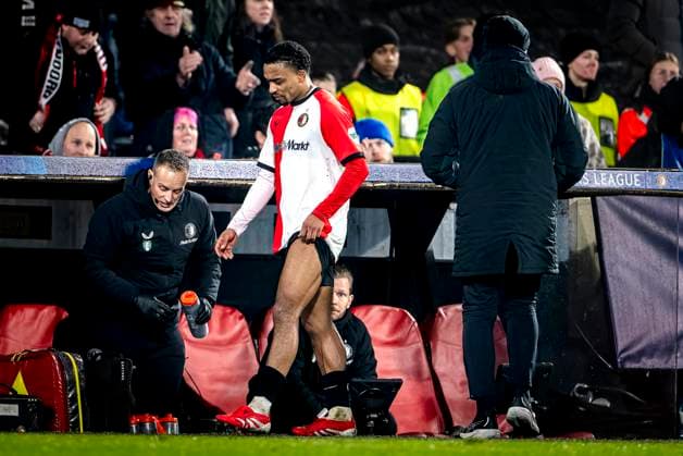 Feyenoord Rotterdam midfielder Quinten Timber gets injured during the match Feyenoord - AC Milan at the Stadium De Kuip for the UEFA Champions League- Knockout phase play- offs1st leg season 2024-2025 in ROTTERDAM, Netherlands on 12 february 2025, (photo by Marcel van Dorst EYE4images DeFodi Images) Defodi-746_215421