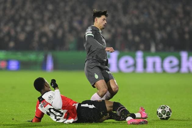 ROTTERDAM - (l-r) Jeyland Mitchell of Feyenoord, Tijjani Reijnders of AC Milan during the UEFA Champions League playoff match between Feyenoord and AC Milan at Feyenoord Stadion de Kuip on Feb. 12, 2025 in Rotterdam, Netherlands. ANP OLAF CRACK UEFA Champions League 2024 25 League Knockout Play-off First Leg 2024 25 xVIxANPxSportx xxANPxIVx 519830080 originalFilename: 519830080.jpg
