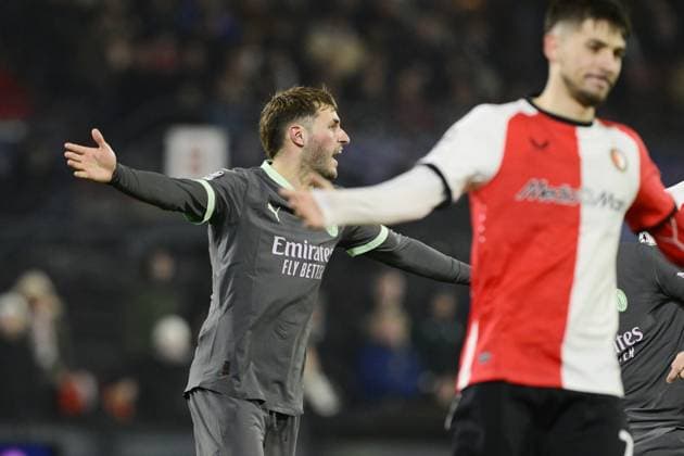 ROTTERDAM - (l-r) Santiago Gimo nez of AC Milan, Jakub Moder of Feyenoord during the UEFA Champions League playoff match between Feyenoord and AC Milan at Feyenoord Stadion de Kuip on Feb. 12, 2025 in Rotterdam, Netherlands. ANP OLAF CRACK UEFA Champions League 2024 25 League Knockout Play-off First Leg 2024 25 xVIxANPxSportx xxANPxIVx 519830095 originalFilename: 519830095.jpg