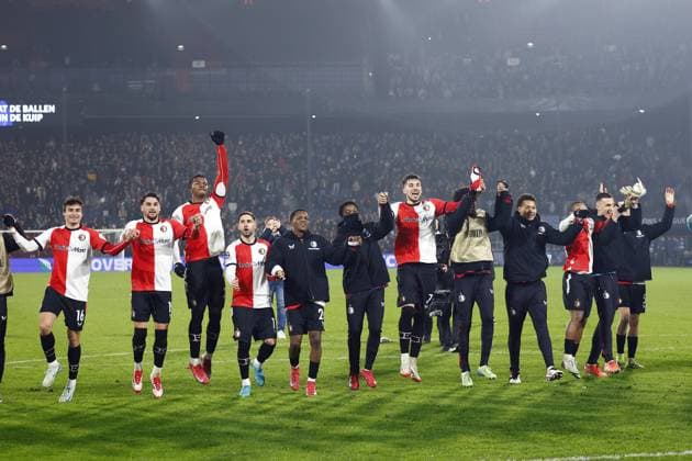 ROTTERDAM - Feyenoord players celebrate the 1-0 victory after the UEFA Champions League playoff match between Feyenoord and AC Milan at Feyenoord Stadium de Kuip on Feb. 12, 2025 in Rotterdam, Netherlands. ANP SEM VAN DER WAL UEFA Champions League 2024 25 League Knockout Play-off First Leg 2024 25 xVIxANPxSportx xxANPxIVx 519831498 originalFilename: 519831498.jpg