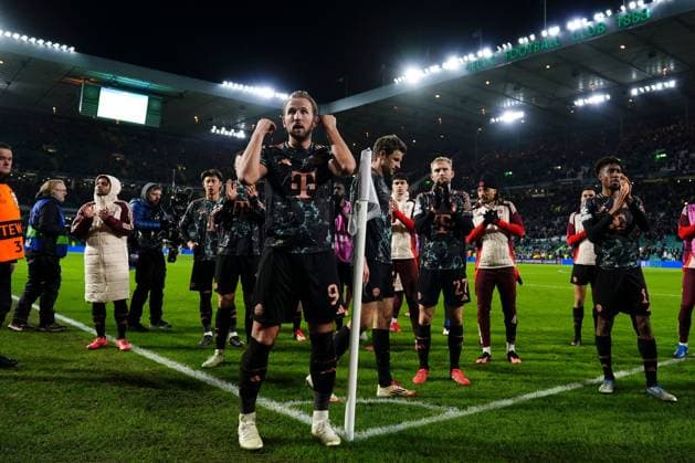 Harry Kane of Bayern Munich celebrates with his teammates in front of the fans after the final whistle Celtic v Bayern Munich, UEFA Champions League, Knockout Round Play-offs, First Leg, Football, Celtic Park, Glasgow, UK - 12 Feb 2025 EDITORIAL USE ONLY No use with unauthorised audio, video, data, fixture lists, club league logos or live services. Online in-match use limited to 120 images, no video emulation. No use in betting, games or single club league player publications. Copyright: xStuartxWallace Shutterstockx 15136907fo