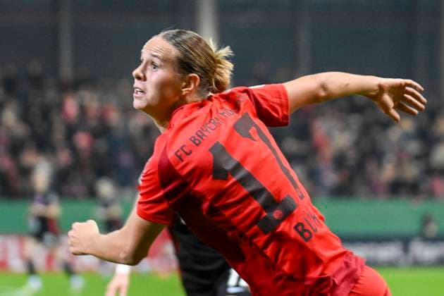 Frauenfußball - BÜHL Klara bei dem Frauenfußball DFB-Pokal Viertelfinalspiel des FC Bayern München gegen Eintracht Frankfurt am 12.05.2024, Deutschland, Bayern München FC Bayern Campus Bayern Deutschland