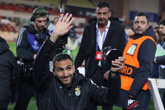 Monaco on February 12, 2025 Uefa Champions League Knockout phase play-offs, 1st leg AS Monaco - SL Benfica, Vangelis Pavlidis (S.L.Benfica) Man of The Match bedankt sich bei den Fans, bedanken, Dank. Mannschaft nach dem Spiel, after the match bedankt sich bei den Fans, applauds the fans Copyright: JoaquimxFerreira