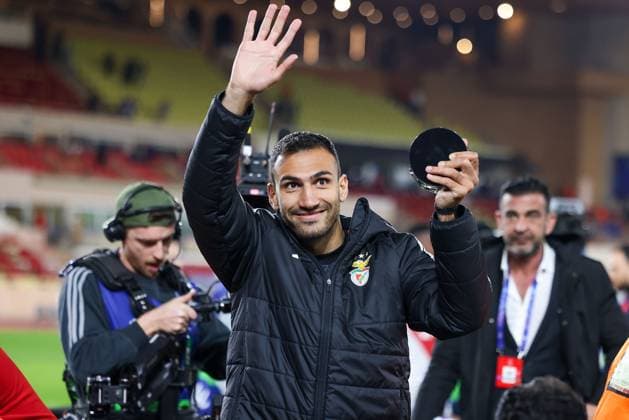 Monaco on February 12, 2025 Uefa Champions League Knockout phase play-offs, 1st leg AS Monaco - SL Benfica, Vangelis Pavlidis (S.L.Benfica) Man of The Match bedankt sich bei den Fans, bedanken, Dank. Mannschaft nach dem Spiel, after the match bedankt sich bei den Fans, applauds the fans Copyright: JoaquimxFerreira