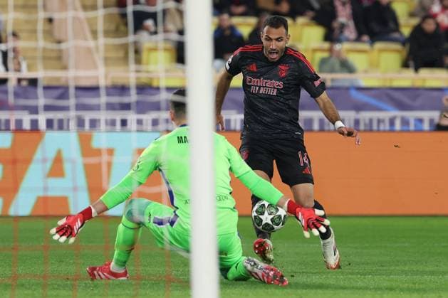 Monaco on February 12, 2025 Uefa Champions League Knockout phase play-offs, 1st leg AS Monaco - SL Benfica, goalkeeper, Torwart RadosÅ‚aw Majecki (AS Monaco), Vangelis Pavlidis (S.L.Benfica) schiesst das Tor zum 0:1 Copyright: JoaquimxFerreira