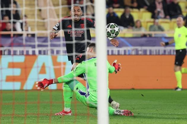 Monaco on February 12, 2025 Uefa Champions League Knockout phase play-offs, 1st leg AS Monaco - SL Benfica, goalkeeper, Torwart RadosÅ‚aw Majecki (AS Monaco), Vangelis Pavlidis (S.L.Benfica) schiesst das Tor zum 0:1 Copyright: JoaquimxFerreira