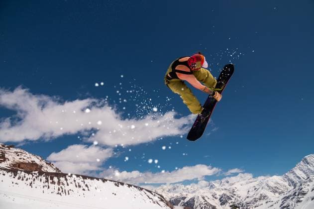 Athletische kaukasische Frau mit Mütze, die von einer Skisprungschanze hoch in den Bergen springt und dabei einen Flugtrick vor dem Hintergrund epischer schneebedeckter Berge und Wolken am klaren blauen Himmel vollführt Athletische kaukasische Frau mit Mütze, die von einer Skisprungschanze hoch in den Bergen springt und dabei einen Flugtrick vor dem Hintergrund epischer schneebedeckter Berge und Wolken am klaren blauen Himmel vollführt (License=RF) 22771049 ,model released, Symbolfoto Copyright: xZoonar.com IanxIankovskiix 22771049 ,model released, Symbolfoto ,property released