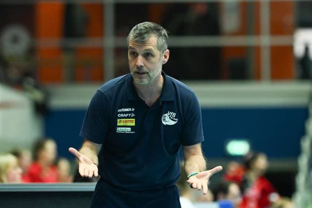 Laszlo Hollosy (Cheftrainer VfB Suhl Lotto Thueringen) Dresdner SC vs. VfB Suhl Lotto Thueringen, 1. Volleyball Bundesliga Frauen, Spielzeit 2024 2025, 12.02.2025 Dresdner SC vs. VfB Suhl Lotto Thueringen, 1. Volleyball Bundesliga Frauen, Spielzeit 2024 2025, 12.02.2025 Dresden Copyright: xEibner-Pressefoto xHoepnerx EP_PHR