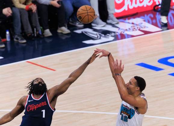 Sport Themen der Woche KW07 Sport Bilder des Tages February 12, 2025, Inglewood, California, USA: Desmond Bane 22 of the Memphis Grizzlies makes a two point shot attempt as James Harden 1 of the Los Angeles Clippers defends the basket during their regular season NBA, Basketball Herren, USA game on Wednesday February 12, 2025 at Intuit Dome in Inglewood, California. ARIANA RUIZ PI Inglewood USA - ZUMAp124 20250212_zaa_p124_007 Copyright: xArianaxRuizx