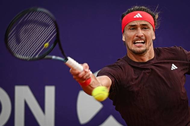 Argentina Open Tenis ATP, Tennis Herren Germany s Alexander Zverev returns the ball to Serbia s Dusan Lajovic during an Argentina Open ATP round of 16 tennis match at Guillermo Vilas Stadium in Buenos Aires, Argentina, on February 12, 2025. Buenos Aires Argentina  Copyright: xGabrielxSotelox originalFilename:sotelo-notitle250212_np8AS.jpg