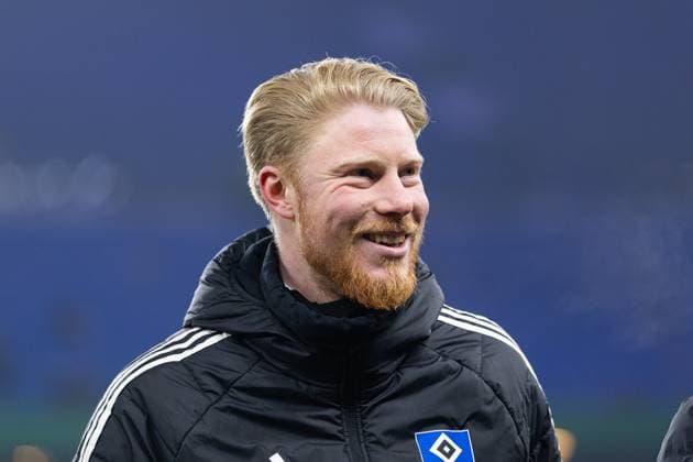 Fußball I Frauen I Saison 2024-2025 I DFB-Pokal I Viertelfinale I Hamburger SV - Borussia Mönchengladbach I 12.02.2025 Marwin Bolz (Hamburger SV) lacht. Hamburg Volksparkstadion Hamburg Deutschland Copyright: xLobecax xHenningxRohlfsx