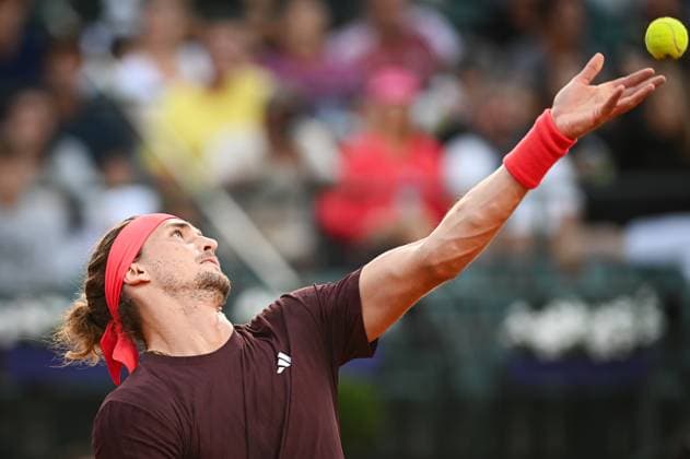 Argentina Open Tenis ATP, Tennis Herren Germany s Alexander Zverev returns the ball to Serbia s Dusan Lajovic during an Argentina Open ATP round of 16 tennis match at Guillermo Vilas Stadium in Buenos Aires, Argentina, on February 12, 2025. Buenos Aires Argentina  Copyright: xGabrielxSotelox originalFilename:sotelo-notitle250212_npFjY.jpg
