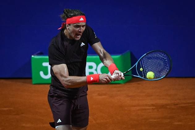 Argentina Open Tenis ATP, Tennis Herren Germany s Alexander Zverev returns the ball to Serbia s Dusan Lajovic during an Argentina Open ATP round of 16 tennis match at Guillermo Vilas Stadium in Buenos Aires, Argentina, on February 12, 2025. Buenos Aires Argentina  Copyright: xGabrielxSotelox originalFilename:sotelo-notitle250212_npO5t.jpg