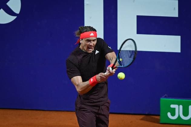 Argentina Open Tenis ATP, Tennis Herren Germany s Alexander Zverev returns the ball to Serbia s Dusan Lajovic during an Argentina Open ATP round of 16 tennis match at Guillermo Vilas Stadium in Buenos Aires, Argentina, on February 12, 2025. Buenos Aires Argentina  Copyright: xGabrielxSotelox originalFilename:sotelo-notitle250212_npYuV.jpg