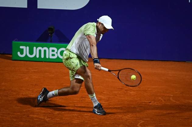 Argentina Open Tenis ATP, Tennis Herren Serbia s Dusan Lajovic returns the ball to Germany s Alexander Zverev during an Argentina Open ATP round of 16 tennis match at Guillermo Vilas Stadium in Buenos Aires, Argentina, on February 12, 2025. Buenos Aires Argentina  Copyright: xGabrielxSotelox originalFilename:sotelo-notitle250212_np1Dw.jpg