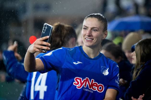 Melissa Koessler (TSG Hoffenheim, 25) macht Selfies mit den Fans, GER, TSG 1899 Hoffenheim vs VfL Wolfsburg, Fussball Frauen DFB Pokal, Viertelfinale, Saison 2024 2025, 12.02.2025 DFB regulations prohibit any use of photographs as image sequences and or quasi-video GER, TSG 1899 Hoffenheim vs VfL Wolfsburg, Fussball Frauen DFB Pokal, Viertelfinale, Saison 2024 2025, 12.02.2025 Hoffenheim Copyright: xEibner-Pressefoto Memmlerx EP_MMR