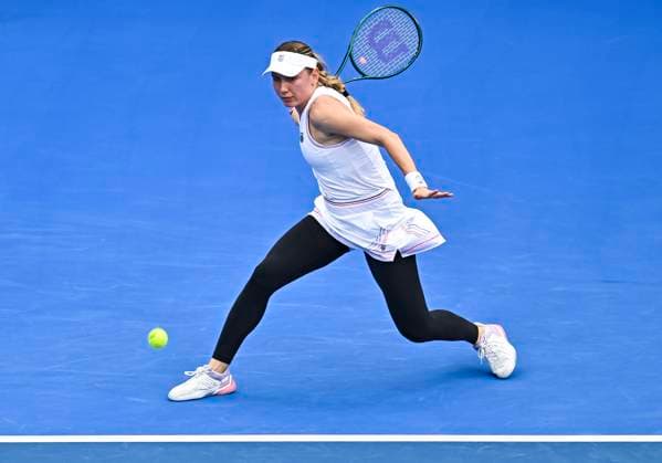 QATAR TOTALENERGIES OPEN - QUARTER-FINALS Ekaterina Alexandrova competes in her quarterfinals match against Jessica Pegula of the United States during the WTA, Tennis Damen Qatar TotalEnergies Open 2025 tennis tournament at the Khalifa International Tennis Complex in Doha, Qatar, on February 13, 2025. DOHA Qatar Copyright: xNOUSHADx