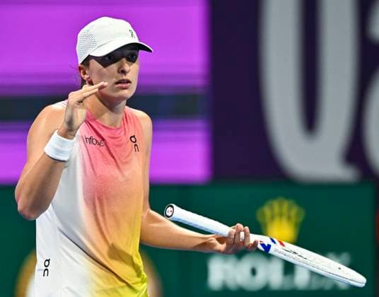 QATAR TOTALENERGIES OPEN - QUARTER-FINALS Iga Swiatek of Poland competes in her quarterfinals match against Elena Rybakina of Kazakistan during the WTA, Tennis Damen Qatar TotalEnergies Open 2025 tennis tournament at the Khalifa International Tennis Complex in Doha, Qatar, on February 13, 2025. DOHA Qatar Copyright: xNOUSHADx