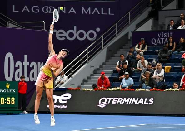 QATAR TOTALENERGIES OPEN - QUARTER-FINALS Iga Swiatek of Poland competes in her quarterfinals match against Elena Rybakina of Kazakistan during the WTA, Tennis Damen Qatar TotalEnergies Open 2025 tennis tournament at the Khalifa International Tennis Complex in Doha, Qatar, on February 13, 2025. DOHA Qatar Copyright: xNOUSHADx