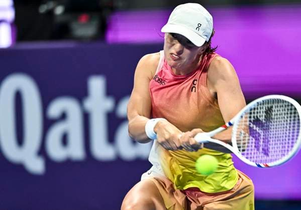QATAR TOTALENERGIES OPEN - QUARTER-FINALS Iga Swiatek of Poland competes in her quarterfinals match against Elena Rybakina of Kazakistan during the WTA, Tennis Damen Qatar TotalEnergies Open 2025 tennis tournament at the Khalifa International Tennis Complex in Doha, Qatar, on February 13, 2025. DOHA Qatar Copyright: xNOUSHADx