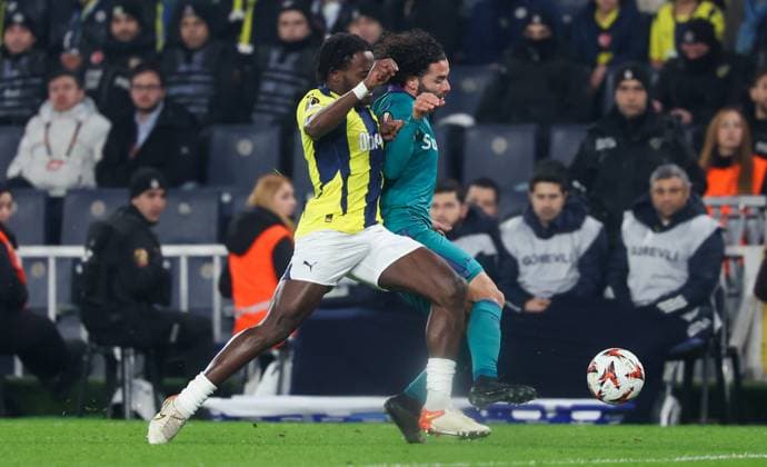 Fußball, EL, Fenerbahce Istanbul - RSC Anderlecht Fenerbahce s Bright Osayi-Samuel and Anderlecht s Cesar Huerta fight for the ball during a soccer game between Turkish Fenerbahce SK and Belgian RSC Anderlecht, on Thursday 13 February 2025 in Istanbul, Turkey, the first leg of the Knockout phase play-offs of the UEFA Europa League competition. VIRGINIExLEFOUR  x112376085x