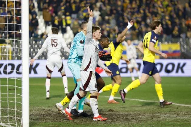 Fußball, EL, Royale Union Saint-Gilloise - Ajax Amsterdam BRUSSELS, 13-02-2025, King Boudewijn Stadium, Europa League match first leg between Union Saint Gilloise and Ajax. Protest by Ajax player Oliver Valaker Edvardsen after potential goal Union Saint Gilloise - Ajax  x27844306x Copyright:
