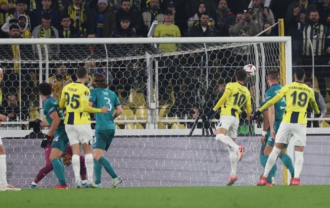 Fußball, EL, Fenerbahce Istanbul - RSC Anderlecht Fenerbahce s Dusan Tadic scoring the 1-0 goal during a soccer game between Turkish Fenerbahce SK and Belgian RSC Anderlecht, on Thursday 13 February 2025 in Istanbul, Turkey, the first leg of the Knockout phase play-offs of the UEFA Europa League competition. VIRGINIExLEFOUR  x112377113x