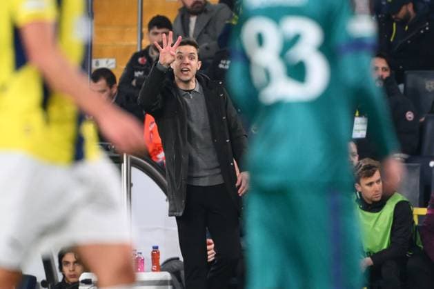 Fußball, EL, Fenerbahce Istanbul - RSC Anderlecht Fenerbahce v RSC Anderlecht - UEFA Europa League ISTANBUL, TURKEY - FEBRUARY 13 : Hubert David head coach of RSC Anderlecht in action during the UEFA Europa League 2024 25 knockout phase play-off match first round between Fenerbahce and RSC Anderlecht on February 13, 2025 in Istanbul, Turkey, 13 02 2025 Istanbul Turkey  Copyright: xVincentxKalutx
