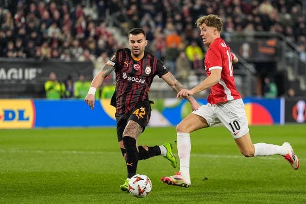 2025-02-13 AZ v Galatasaray - UEFA Europa League 2024 25 League Knockout Play-off First Leg ALKMAAR, NETHERLANDS - FEBRUARY 13: Sven Mijnans of AZ and Abdülkerim BardakcÄ± of Galatasaray battle for possession during a UEFA Europa League 2024 25 League Knockout Play-off First Leg match between AZ and Galatasaray at AFAS Stadion on February 13, 2025 in Alkmaar, Netherlands. Alkmaar AFAS Stadion Netherlands Content not available for redistribution in The Netherlands directly or indirectly through any third parties. Copyright: xEdxvanxdexPolx