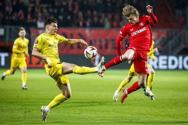Sport Bilder des Tages Fußball, EL, FC Twente Enschede - FK Bodo Glimt ENSCHEDE - (l-r) Jostein Gundersen of Bodo Glimt, Sem Steijn of FC Twente during the Europa League playoff match between FC Twente and Bodo Glimt at Stadion De Grolsch Veste on Feb. 13, 2025 in Enschede, Netherlands. ANP VINCENT JANNINK UEFA Europa League 2024 25 League Knockout Play-off First Leg 2024 25 xVIxANPxSportx xxANPxIVx 519905525 originalFilename: 519905525.jpg