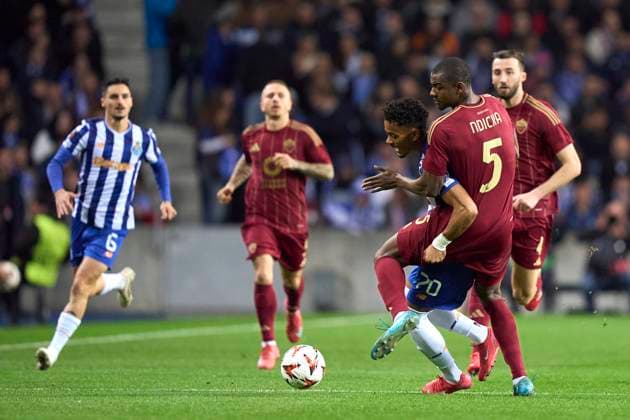 FC Porto Vs AS Roma - UEFA Europa League 2024 25 Knockout Phase Play-offs1st Leg Evan Ndicka of AS Roma competes for the ball with Goncalo Borges of FC Porto during the UEFA Europa League Knockout phase play-offs1st leg match between FC porto and AS Roma at Estadio Do Dragao in Porto, Portugal, on February 13, 2025. UEFA Europa League Knockout phase play-offs1st leg match between FC porto and AS Roma at Estadio Do Dragao in Porto, Portugal, o Porto Portugal  Copyright: xJosexManuelxAlvarezxReyx originalFilename:alvarezrey-fcportov250213_nprHx.jpg