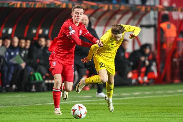 Fußball, EL, FC Twente Enschede - FK Bodo Glimt 2025-02-13 FC Twente v FK Bodo Glimt - UEFA Europa League 2024 25 League Knockout Play-off First Leg ENSCHEDE, NETHERLANDS - FEBRUARY 13: Daan Rots of FC Twente, Hakon Evjen of FK Bodo Glimt battle for the ball during the UEFA Europa League 2024 25 League Knockout Play-off First Leg match between FC Twente and FK Bodo Glimt at Grolsch Veste on February 13, 2025 in Enschede, Netherlands. Enschede Grolsch Veste Netherlands Content not available for redistribution in The Netherlands directly or indirectly through any third parties. Copyright: xPeterxLousx