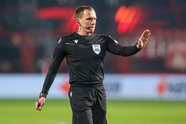 Fußball, EL, FC Twente Enschede - FK Bodo Glimt 2025-02-13 FC Twente v FK Bodo Glimt - UEFA Europa League 2024 25 League Knockout Play-off First Leg ENSCHEDE, NETHERLANDS - FEBRUARY 13: referee Sebastian Gishamer looks on during the UEFA Europa League 2024 25 League Knockout Play-off First Leg match between FC Twente and FK Bodo Glimt at Grolsch Veste on February 13, 2025 in Enschede, Netherlands. Enschede Grolsch Veste Netherlands Content not available for redistribution in The Netherlands directly or indirectly through any third parties. Copyright: xPeterxLousx
