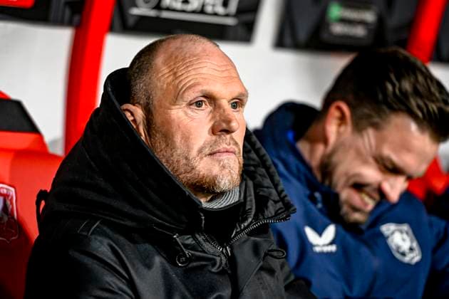 Fußball, EL, FC Twente Enschede - FK Bodo Glimt FC Twente trainer Joseph Oosting, during the match Twente - Bodo Glimt at the Grolsch Veste, FC Twente Stadion for the UEFA Europa League - Knockout phase play-offs - 1st leg season 2024-2025 in ENSCHEDE, Netherlands on 13 februari 2025, (photo by Stefan Koops EYE4images DeFodi Images) Defodi-746_215800