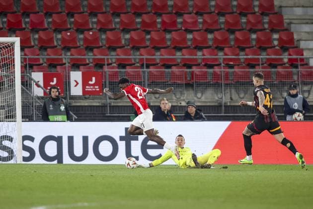 ALKMAAR - 13-02-2025, AFAS Stadium. UEFA Europa League, season 2024 2025 Galatasaray goalkeeper Fernando Muslera and AZ player Ernest Poku during the match AZ - Galatasaray. AZ - Galatasaray  x27846477x Copyright:
