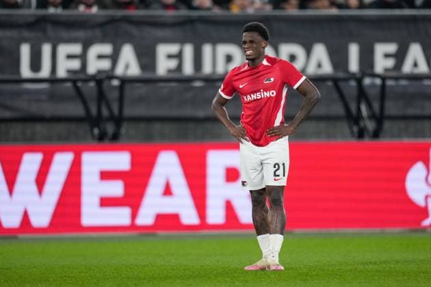 Fußball, EL, AZ Alkmaar - Galatasaray Istanbul 2025-02-13 AZ v Galatasaray - UEFA Europa League 2024 25 League Knockout Play-off First Leg ALKMAAR, NETHERLANDS - FEBRUARY 13: Ernest Poku of AZ looks dejected during a UEFA Europa League 2024 25 League Knockout Play-off First Leg match between AZ and Galatasaray at AFAS Stadion on February 13, 2025 in Alkmaar, Netherlands. Alkmaar AFAS Stadion Netherlands Content not available for redistribution in The Netherlands directly or indirectly through any third parties. Copyright: xEdxvanxdexPolx