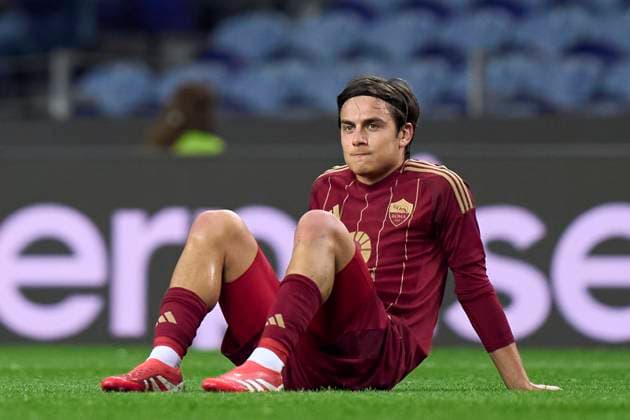 FC Porto Vs AS Roma - UEFA Europa League 2024 25 Knockout Phase Play-offs1st Leg Paulo Dybala of AS Roma reacts after injury himself during the UEFA Europa League Knockout phase play-offs1st leg match between FC porto and AS Roma at Estadio Do Dragao in Porto, Portugal, on February 13, 2025. UEFA Europa League Knockout phase play-offs1st leg match between FC porto and AS Roma at Estadio Do Dragao in Porto, Portugal, o Porto Portugal  Copyright: xJosexManuelxAlvarezxReyx originalFilename:alvarezrey-fcportov250213_nprRf.jpg