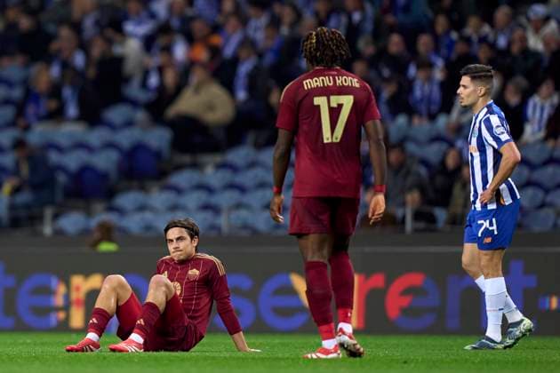 FC Porto Vs AS Roma - UEFA Europa League 2024 25 Knockout Phase Play-offs1st Leg Paulo Dybala of AS Roma reacts after injury himself during the UEFA Europa League Knockout phase play-offs1st leg match between FC porto and AS Roma at Estadio Do Dragao in Porto, Portugal, on February 13, 2025. UEFA Europa League Knockout phase play-offs1st leg match between FC porto and AS Roma at Estadio Do Dragao in Porto, Portugal, o Porto Portugal  Copyright: xJosexManuelxAlvarezxReyx originalFilename:alvarezrey-fcportov250213_nps4A.jpg