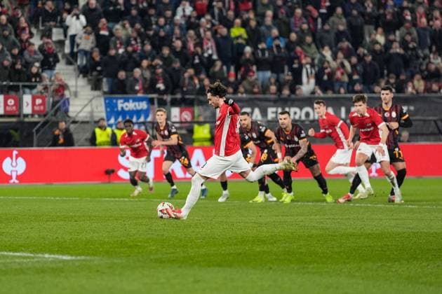 Fußball, EL, AZ Alkmaar - Galatasaray Istanbul 2025-02-13 AZ v Galatasaray - UEFA Europa League 2024 25 League Knockout Play-off First Leg ALKMAAR, NETHERLANDS - FEBRUARY 13: Troy Parrott of AZ takes a penalty during a UEFA Europa League 2024 25 League Knockout Play-off First Leg match between AZ and Galatasaray at AFAS Stadion on February 13, 2025 in Alkmaar, Netherlands. Alkmaar AFAS Stadion Netherlands Content not available for redistribution in The Netherlands directly or indirectly through any third parties. Copyright: xEdxvanxdexPolx