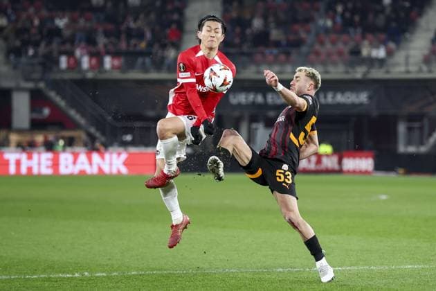 Fußball, EL, AZ Alkmaar - Galatasaray Istanbul ALKMAAR, 13-02-2025, AFAS Stadium, UEFA Europa League, season 2024 2025. Match between AZ - Galatasaray. AZ player Seiya Maikuma and Galatasaray player Baris Alper Yilmaz AZ - Galatasaray  x27846807x Copyright: