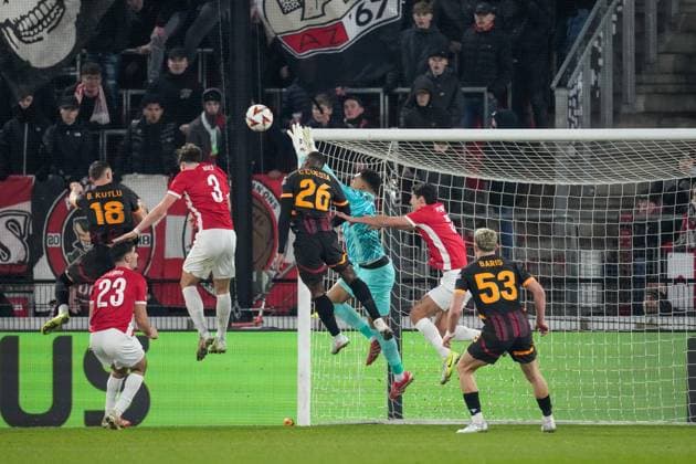 Fußball, EL, AZ Alkmaar - Galatasaray Istanbul 2025-02-13 AZ v Galatasaray - UEFA Europa League 2024 25 League Knockout Play-off First Leg ALKMAAR, NETHERLANDS - FEBRUARY 13: Goalkeeper Rome-Jayden Owuso-Oduro of AZ makes a save during a UEFA Europa League 2024 25 League Knockout Play-off First Leg match between AZ and Galatasaray at AFAS Stadion on February 13, 2025 in Alkmaar, Netherlands. Alkmaar AFAS Stadion Netherlands Content not available for redistribution in The Netherlands directly or indirectly through any third parties. Copyright: xEdxvanxdexPolx