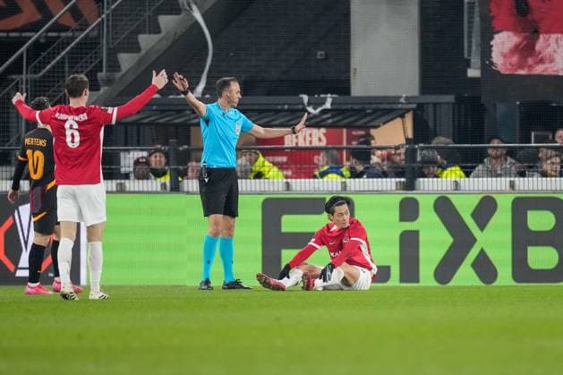 Fußball, EL, AZ Alkmaar - Galatasaray Istanbul 2025-02-13 AZ v Galatasaray - UEFA Europa League 2024 25 League Knockout Play-off First Leg ALKMAAR, NETHERLANDS - FEBRUARY 13: Referee Joao Pinheiro makes a gesture during a UEFA Europa League 2024 25 League Knockout Play-off First Leg match between AZ and Galatasaray at AFAS Stadion on February 13, 2025 in Alkmaar, Netherlands. Alkmaar AFAS Stadion Netherlands Content not available for redistribution in The Netherlands directly or indirectly through any third parties. Copyright: xEdxvanxdexPolx