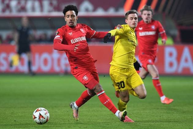 Fußball UEFA Europa League Play-off FC Twente Enschede - FK Bodö Glimt am 13.02.2025 im Stadion De Grolsch Veste in Enschede Sayfallah Ltaief ( Enschede ), links - Fredrik Sjövold ( Bodö ), rechts
