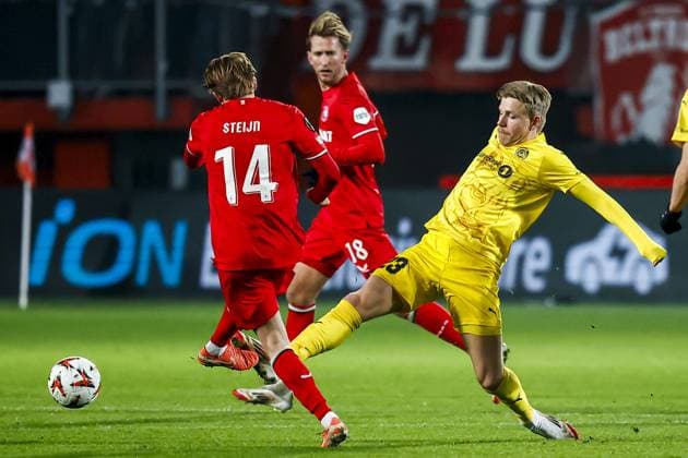 ENSCHEDE - (l-r) Sem Steijn of FC Twente, Jens Petter Hauge of Bodo Glimt during the Europa League playoff match between FC Twente and Bodo Glimt at Stadion De Grolsch Veste on Feb. 13, 2025 in Enschede, Netherlands. ANP VINCENT JANNINK UEFA Europa League 2024 25 League Knockout Play-off First Leg 2024 25 xVIxANPxSportx xxANPxIVx 519909094 originalFilename: 519909094.jpg