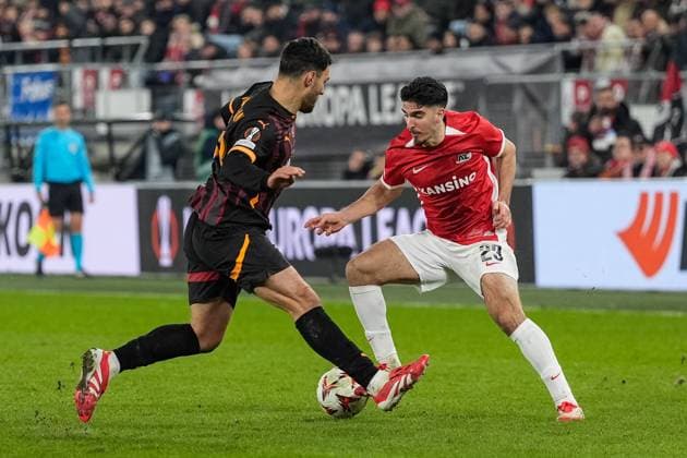 Fußball, EL, AZ Alkmaar - Galatasaray Istanbul 2025-02-13 AZ v Galatasaray - UEFA Europa League 2024 25 League Knockout Play-off First Leg ALKMAAR, NETHERLANDS - FEBRUARY 13: Mayckel Lahdo of AZ runs with the ball during a UEFA Europa League 2024 25 League Knockout Play-off First Leg match between AZ and Galatasaray at AFAS Stadion on February 13, 2025 in Alkmaar, Netherlands. Alkmaar AFAS Stadion Netherlands Content not available for redistribution in The Netherlands directly or indirectly through any third parties. Copyright: xEdxvanxdexPolx