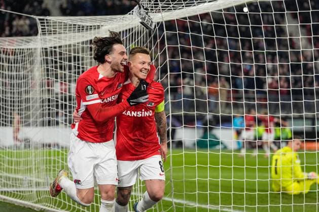 Fußball, EL, AZ Alkmaar - Galatasaray Istanbul 2025-02-13 AZ v Galatasaray - UEFA Europa League 2024 25 League Knockout Play-off First Leg ALKMAAR, NETHERLANDS - FEBRUARY 13: Jordy Clasie of AZ celebrates after scoring his teams third goal with Troy Parrott of AZ during a UEFA Europa League 2024 25 League Knockout Play-off First Leg match between AZ and Galatasaray at AFAS Stadion on February 13, 2025 in Alkmaar, Netherlands. Alkmaar AFAS Stadion Netherlands Content not available for redistribution in The Netherlands directly or indirectly through any third parties. Copyright: xEdxvanxdexPolx
