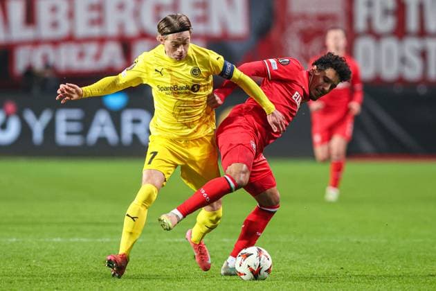 2025-02-13 FC Twente v FK Bodo Glimt - UEFA Europa League 2024 25 League Knockout Play-off First Leg ENSCHEDE, NETHERLANDS - FEBRUARY 13: Patrick Berg of FK Bodo Glimt, Sayfallah Ltaief of FC Twente battle for the ball during the UEFA Europa League 2024 25 League Knockout Play-off First Leg match between FC Twente and FK Bodo Glimt at Grolsch Veste on February 13, 2025 in Enschede, Netherlands. Enschede Grolsch Veste Netherlands Content not available for redistribution in The Netherlands directly or indirectly through any third parties. Copyright: xPeterxLousx