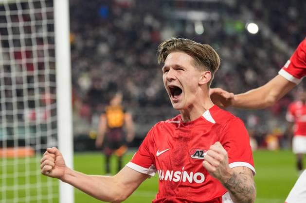 Fußball, EL, AZ Alkmaar - Galatasaray Istanbul 2025-02-13 AZ v Galatasaray - UEFA Europa League 2024 25 League Knockout Play-off First Leg ALKMAAR, NETHERLANDS - FEBRUARY 13: David Moller Wolfe of AZ celebrates after scoring his teams fourth goal during a UEFA Europa League 2024 25 League Knockout Play-off First Leg match between AZ and Galatasaray at AFAS Stadion on February 13, 2025 in Alkmaar, Netherlands. Alkmaar AFAS Stadion Netherlands Content not available for redistribution in The Netherlands directly or indirectly through any third parties. Copyright: xEdxvanxdexPolx