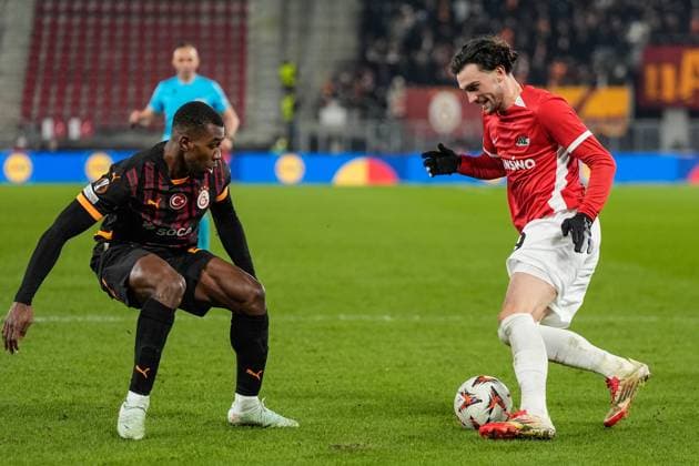 Fußball, EL, AZ Alkmaar - Galatasaray Istanbul 2025-02-13 AZ v Galatasaray - UEFA Europa League 2024 25 League Knockout Play-off First Leg ALKMAAR, NETHERLANDS - FEBRUARY 13: Troy Parrott of AZ runs with the ball during a UEFA Europa League 2024 25 League Knockout Play-off First Leg match between AZ and Galatasaray at AFAS Stadion on February 13, 2025 in Alkmaar, Netherlands. Alkmaar AFAS Stadion Netherlands Content not available for redistribution in The Netherlands directly or indirectly through any third parties. Copyright: xEdxvanxdexPolx