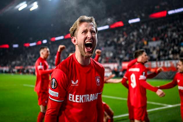 FC Twente midfielder Michel Vlap celebrating the goal of FC Twente forward Ricky van Wolfswinkel 2-1, during the match Twente - Bodo Glimt at the Grolsch Veste, FC Twente Stadion for the UEFA Europa League - Knockout phase play-offs - 1st leg season 2024-2025 in ENSCHEDE, Netherlands on 13 februari 2025, (photo by Stefan Koops EYE4images DeFodi Images) Defodi-746_215879
